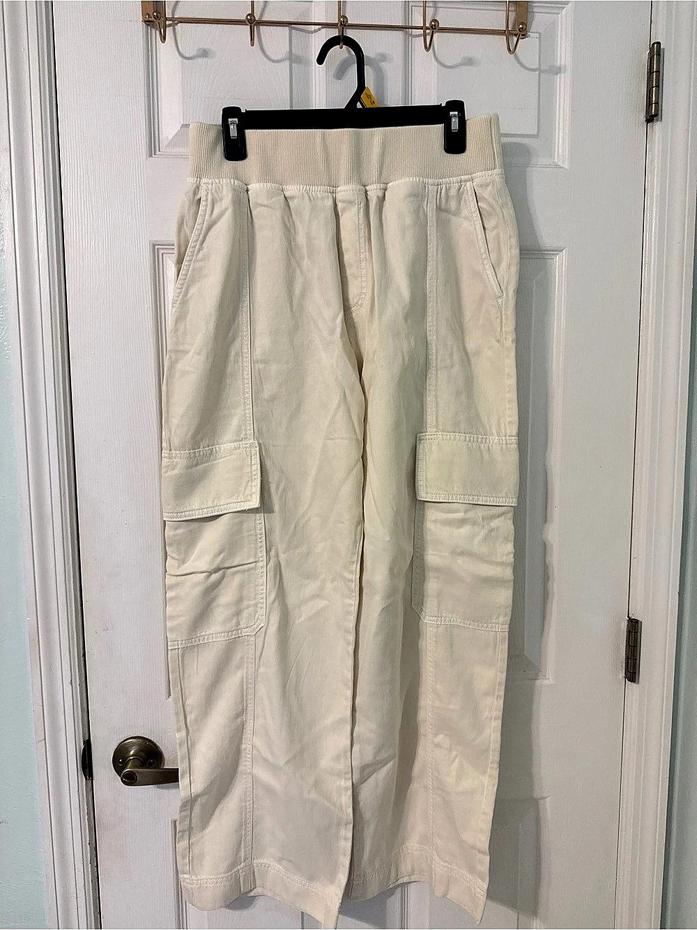 Lou & Grey Washed Twill Straight Leg Cargo Pants Cargo Jogger Pants in Cream